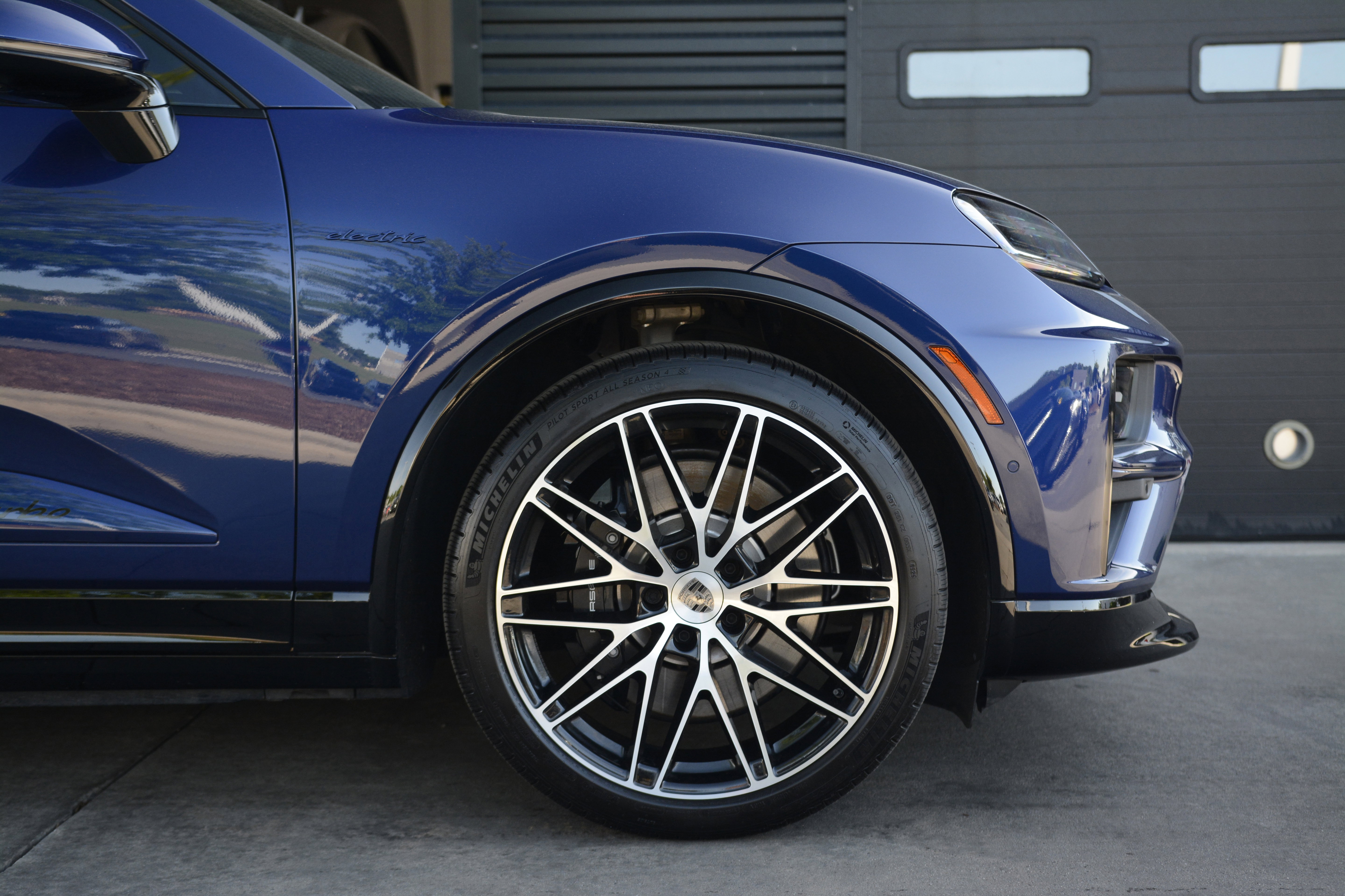 Certified 2025 Porsche Macan Turbo Electric AWD/4WD image 39