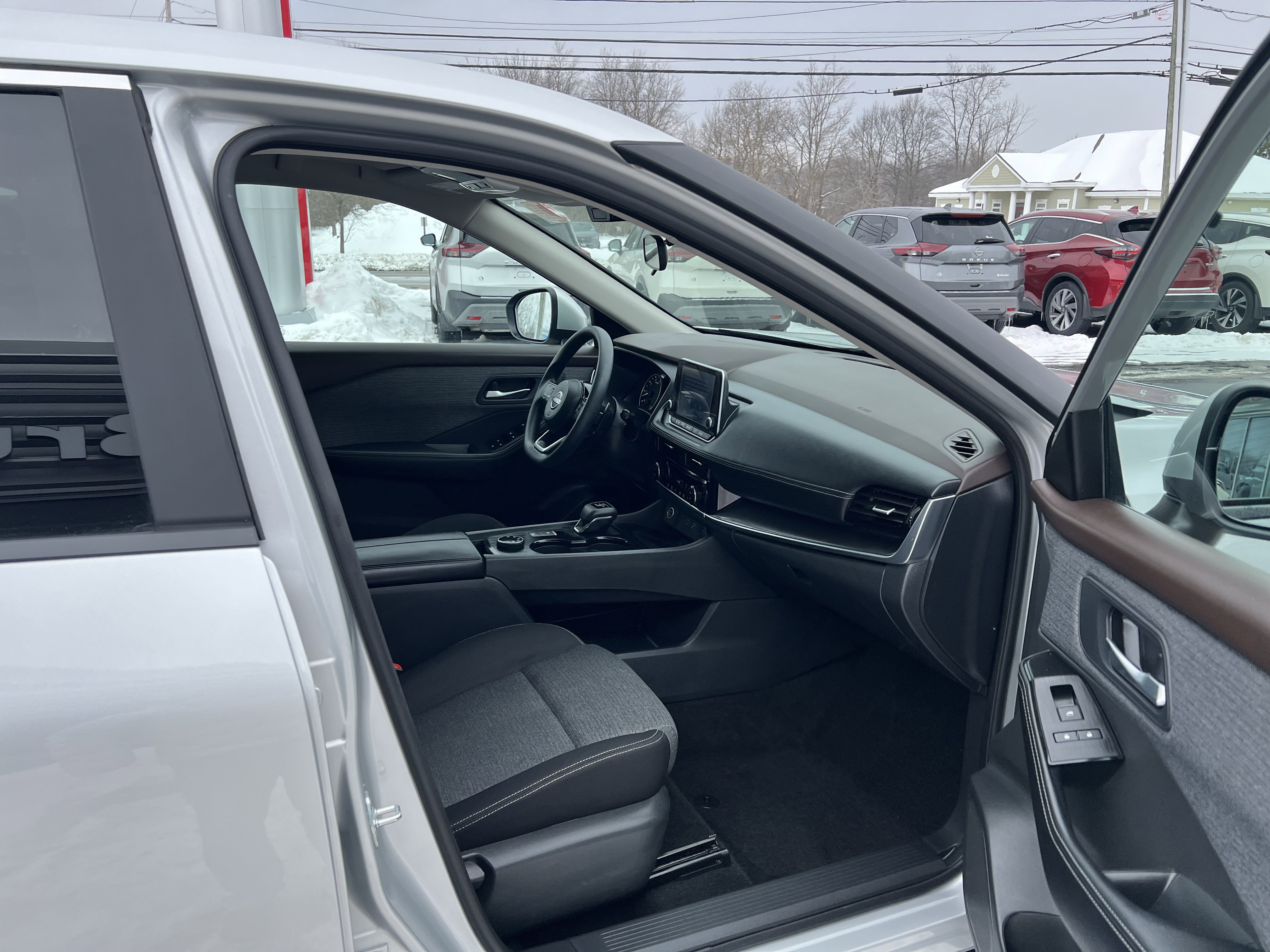 Used 2023 Nissan Rogue SV image 12