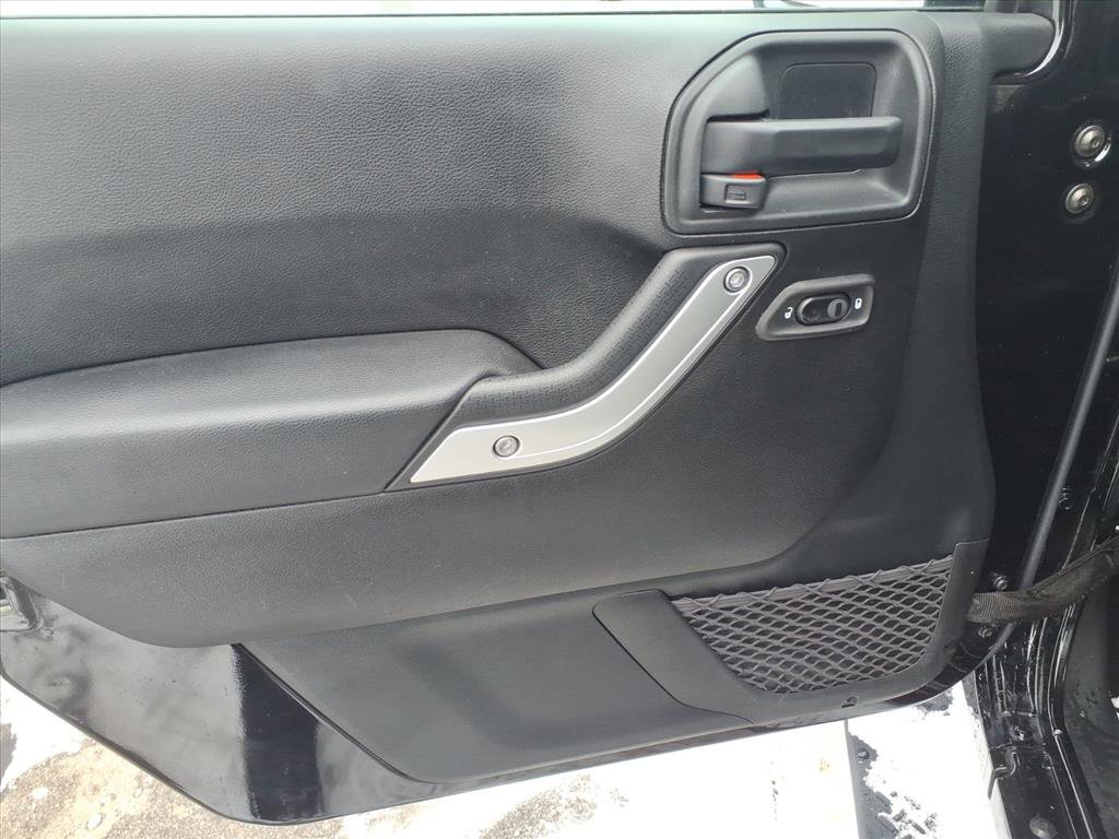 Used 2018 Jeep Wrangler Unlimited Sahara w/ Connectivity Group image 11