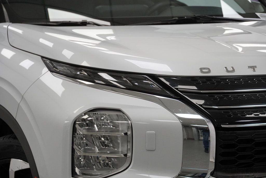 Used 2023 Mitsubishi Outlander SE image 7