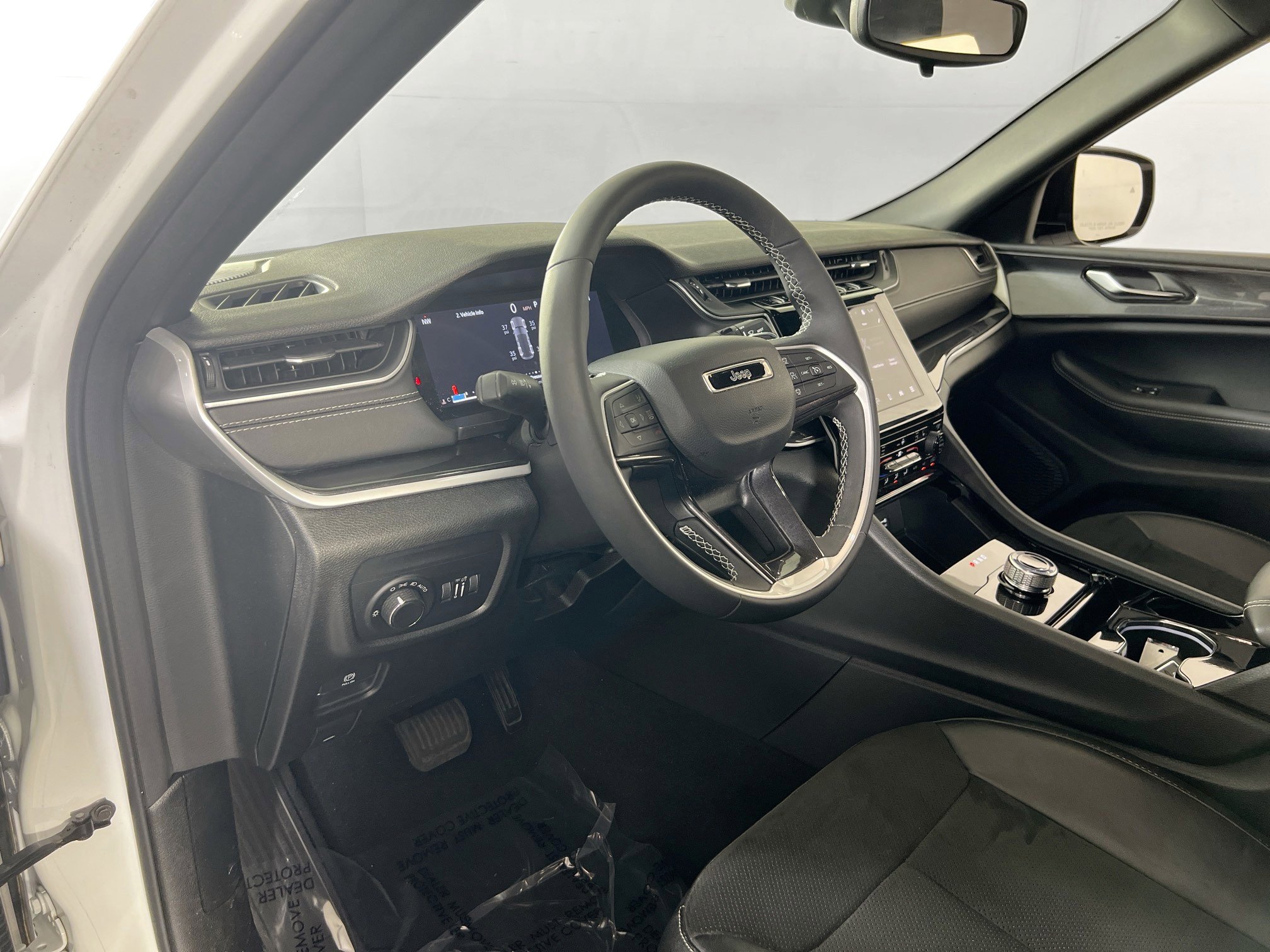 Used 2023 Jeep Grand Cherokee Altitude image 9