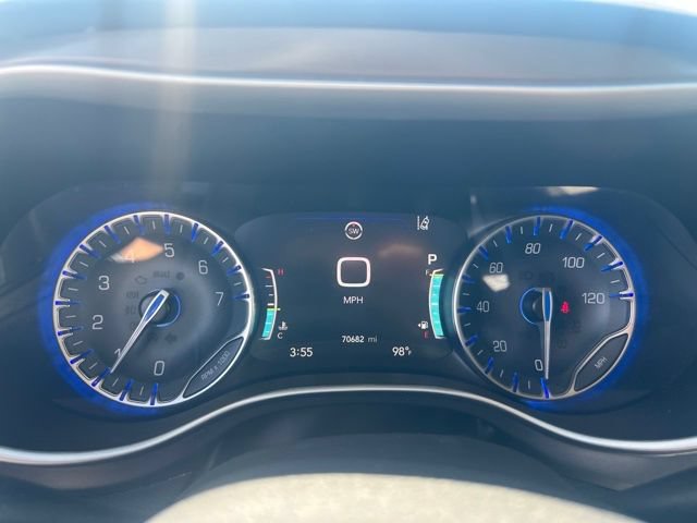 Used 2023 Chrysler Pacifica Touring-L FWD image 7