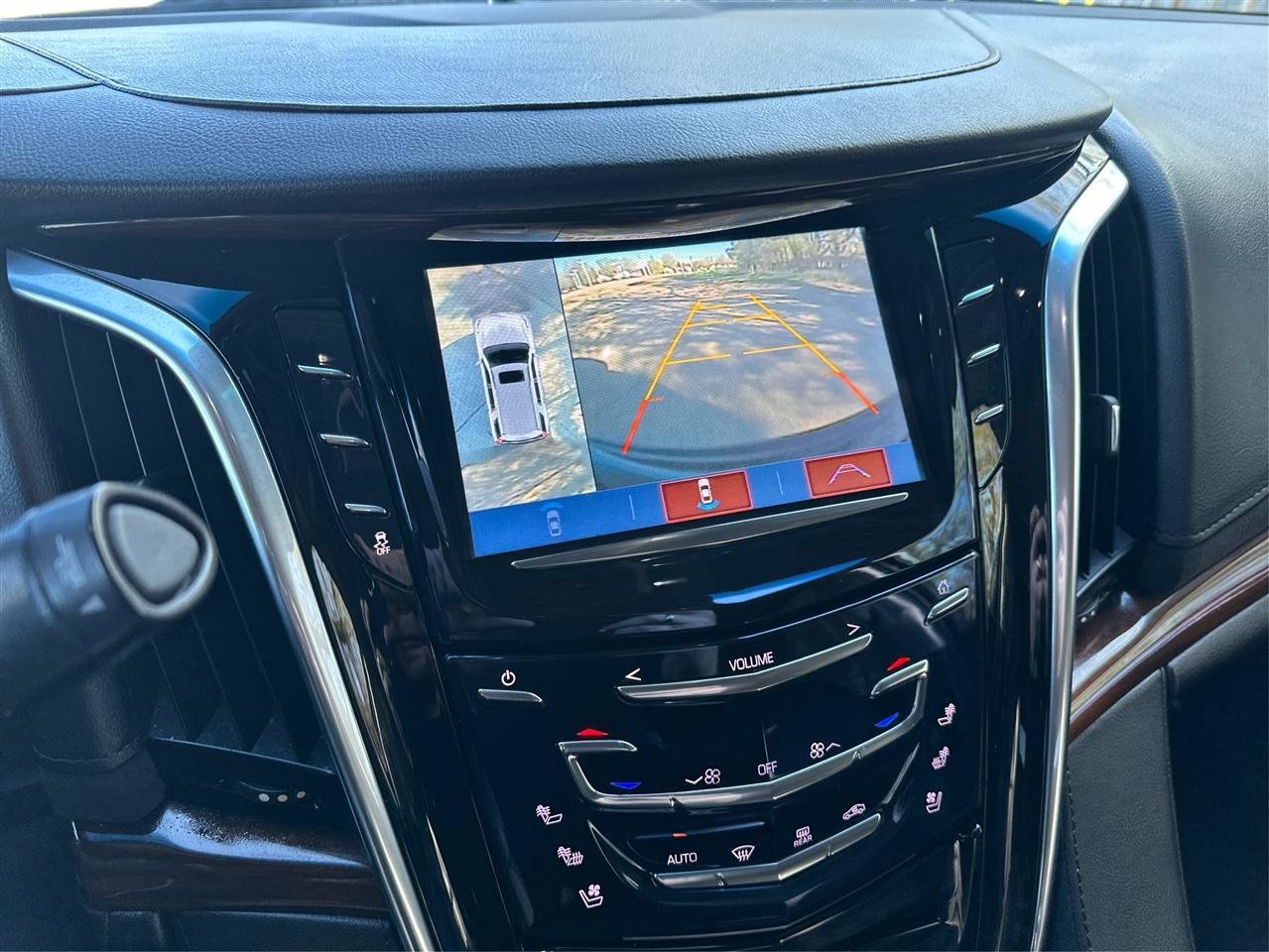 Used 2019 Cadillac Escalade Luxury w/ Escalade Sport Edition AWD/4WD image 29