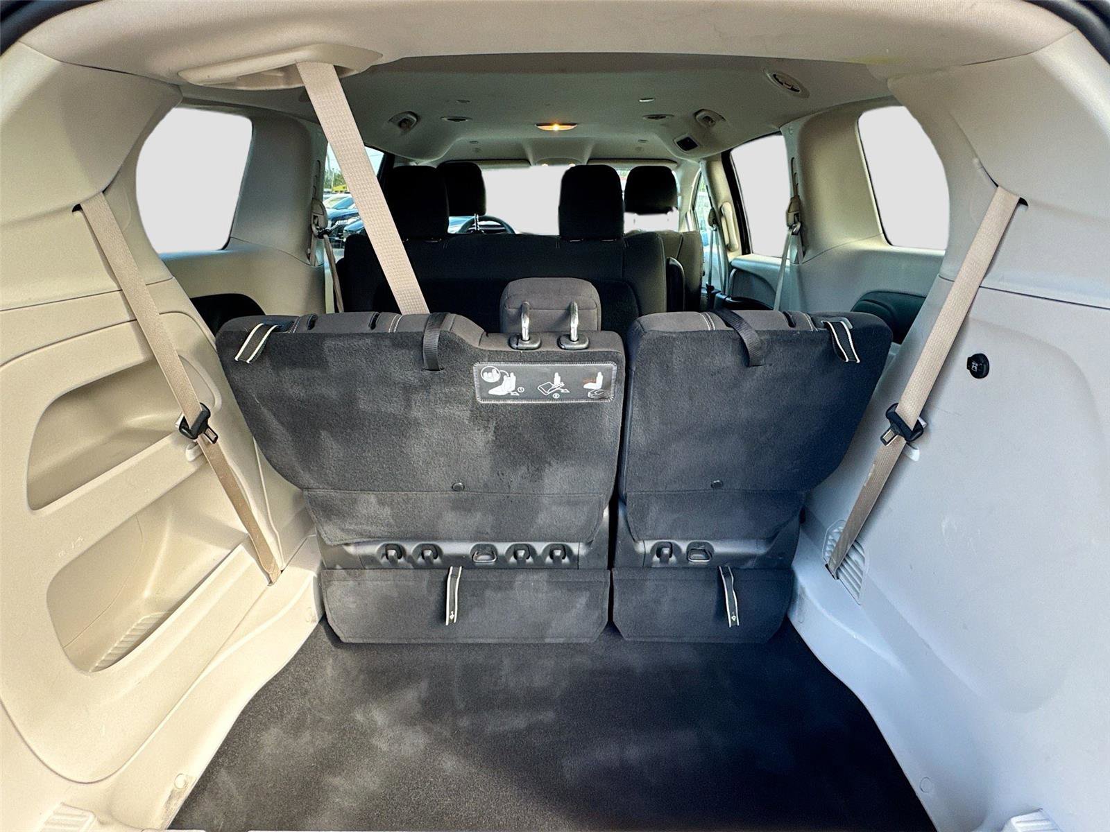 Used 2020 Chrysler Voyager L image 22