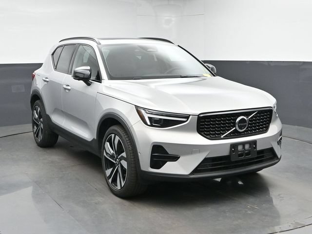 Used 2023 Volvo XC40 B5 Ultimate w/ Protection Package Premier AWD/4WD image 2