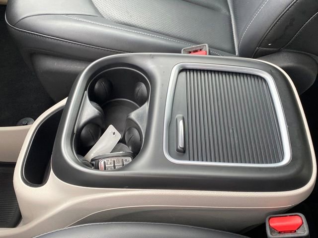 Used 2024 Chrysler Pacifica Touring-L image 12
