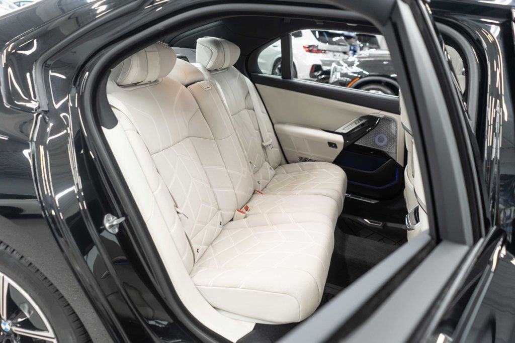 Used 2023 BMW 760i xDrive w/ Executive Package AWD/4WD image 11
