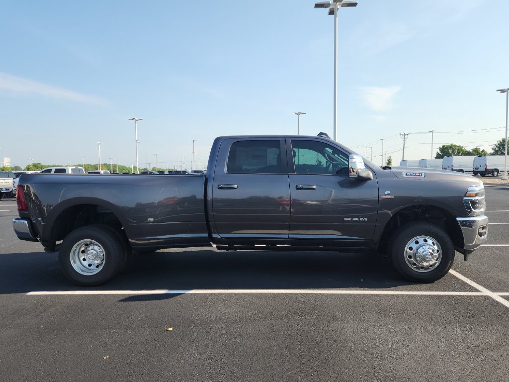 New 2026 RAM 3500 Laramie AWD/4WD image 9