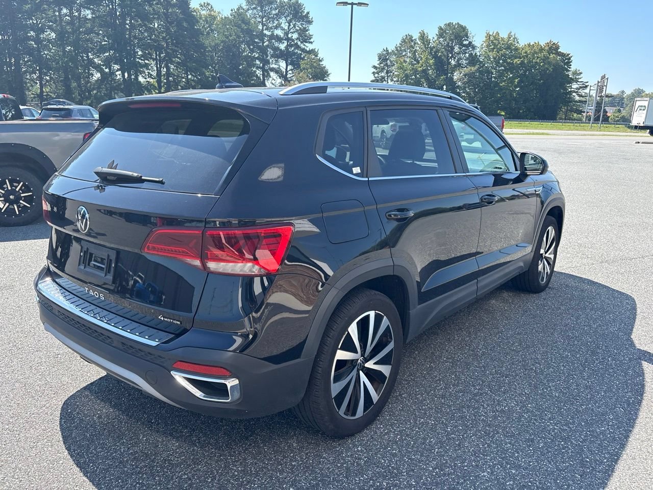 Used 2023 Volkswagen Taos SE w/ Panoramic Sunroof Package AWD/4WD image 10