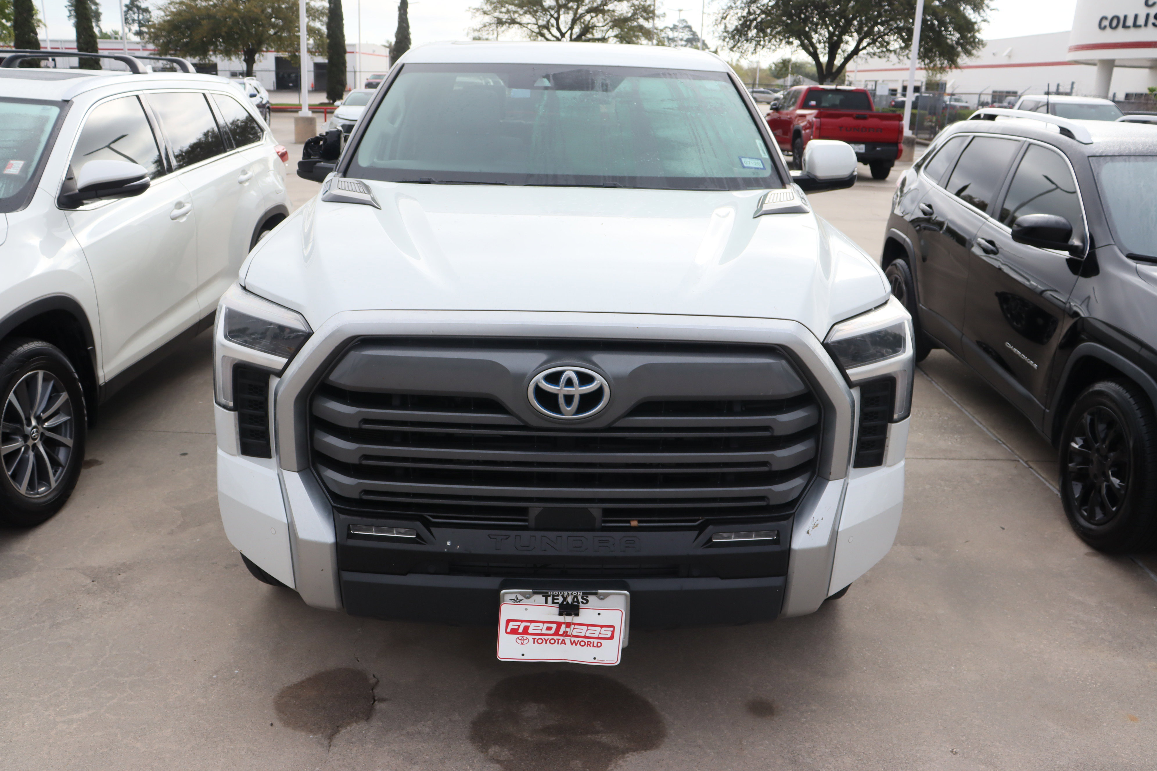 Used 2023 Toyota Tundra Limited w/ Power Package image 4