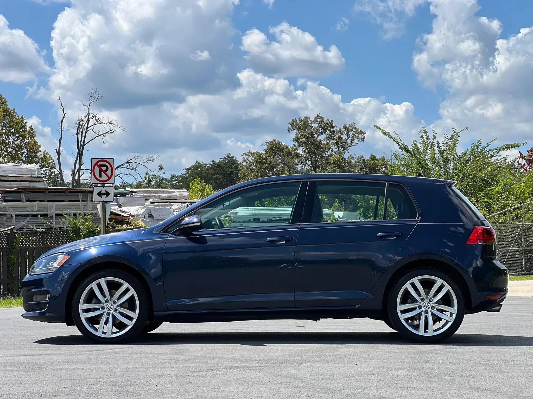 Used 2015 Volkswagen Golf 4-Door FWD image 2