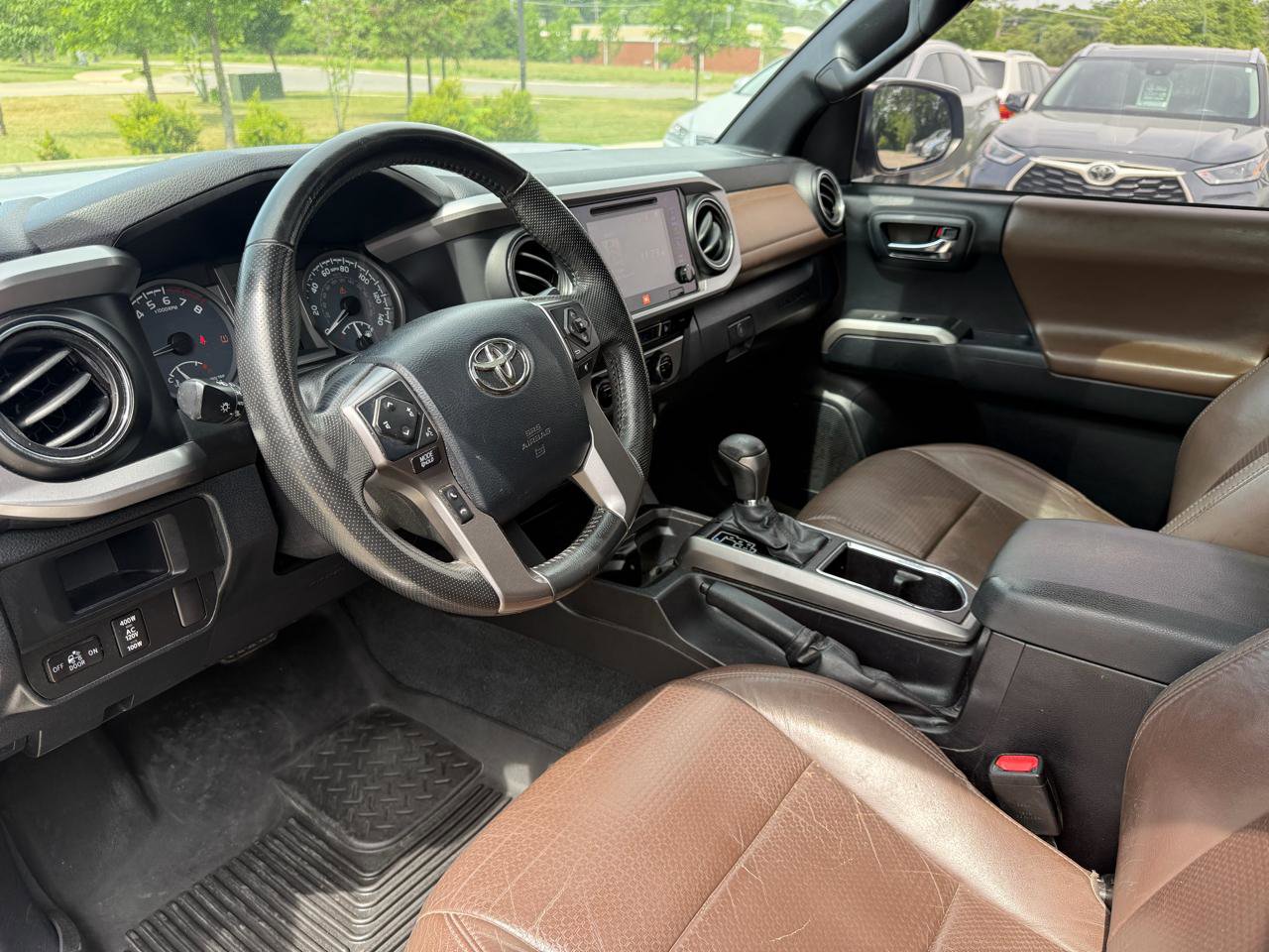 Used 2016 Toyota Tacoma Limited w/ Towing Package RWD image 10