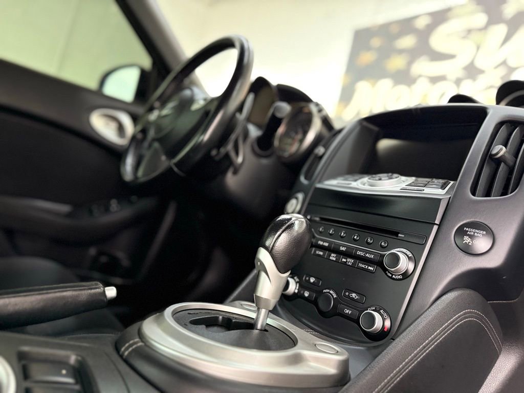 Used 2017 Nissan 370Z w/ Sport Package image 19