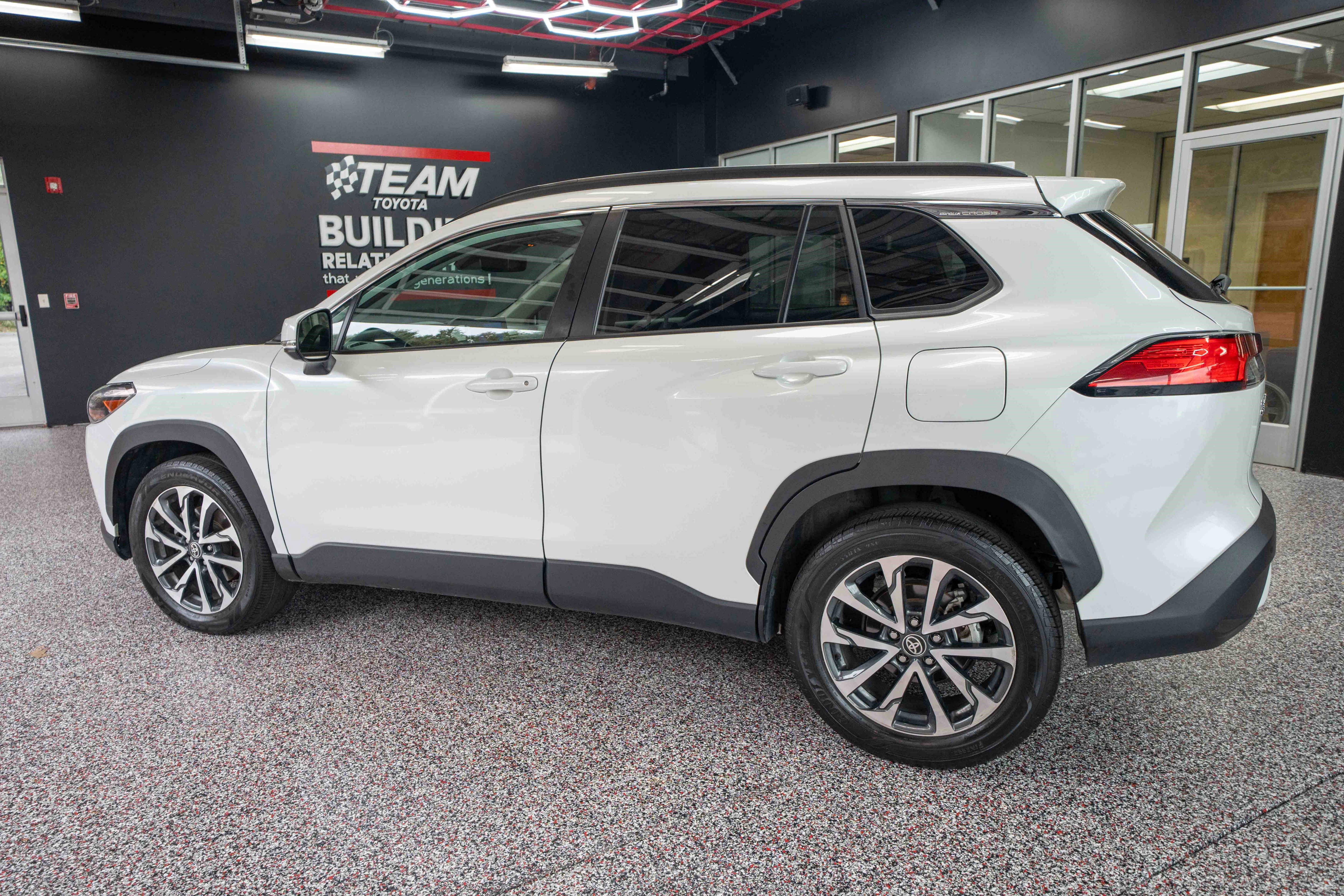 Used 2023 Toyota Corolla Cross XLE image 2