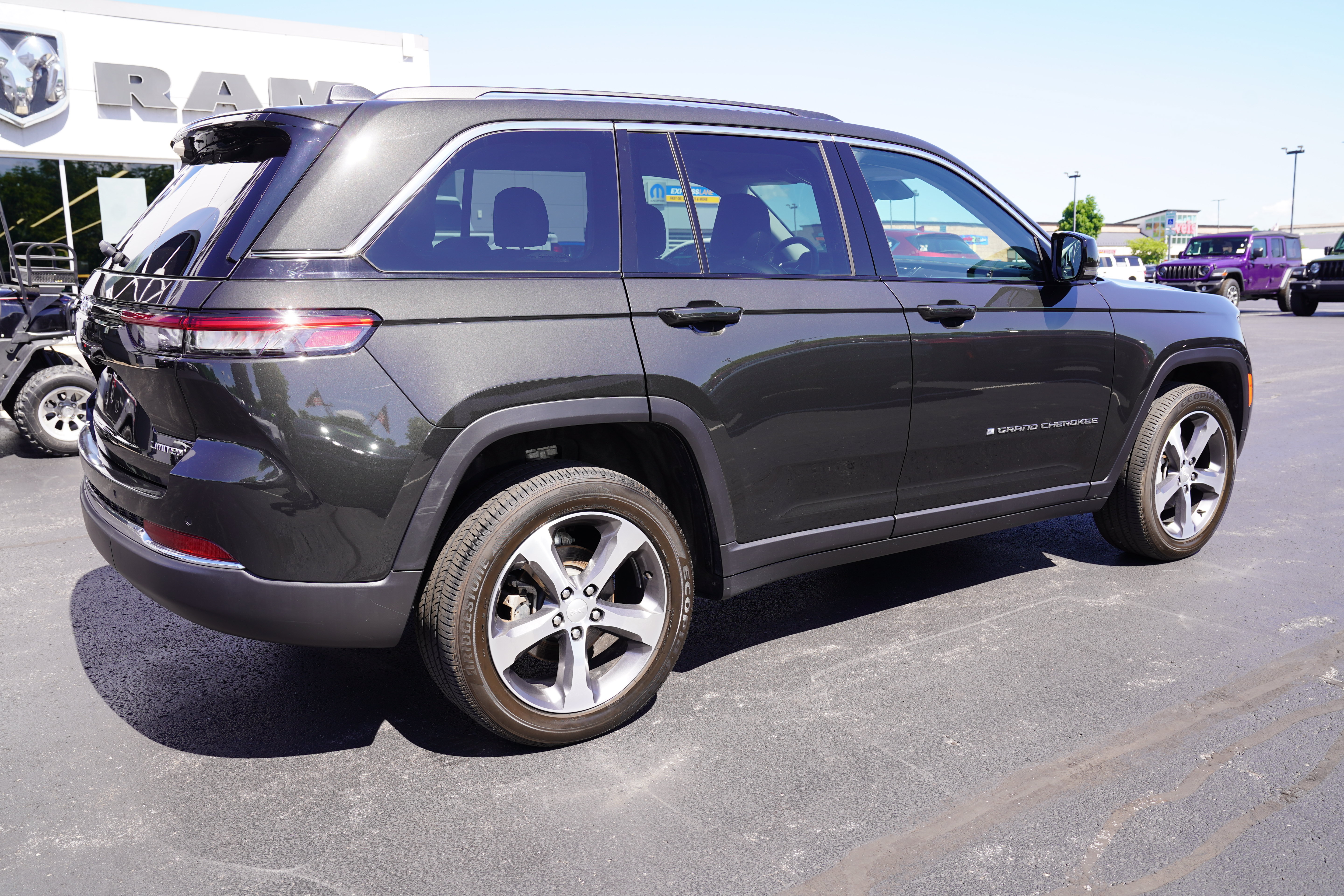 Used 2023 Jeep Grand Cherokee Limited AWD/4WD video 3