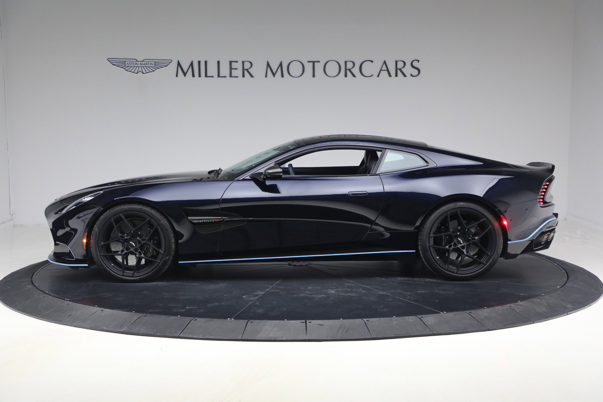 Used 2025 Aston Martin Vanquish image 3