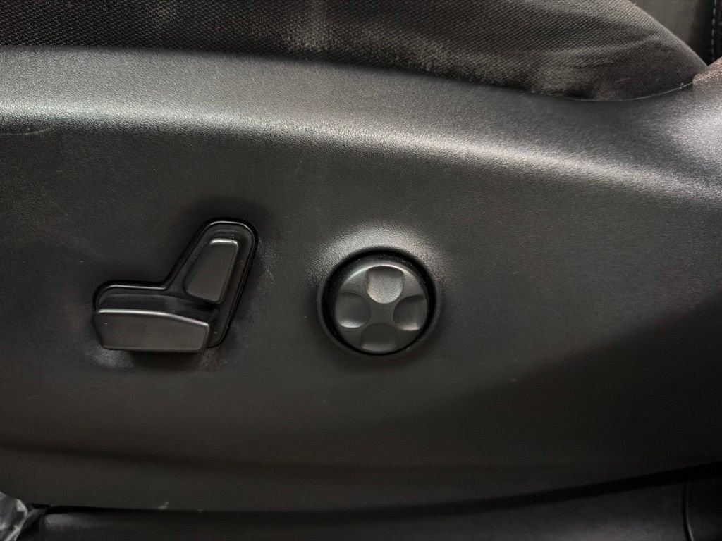 Used 2023 Chrysler Voyager LX FWD image 14