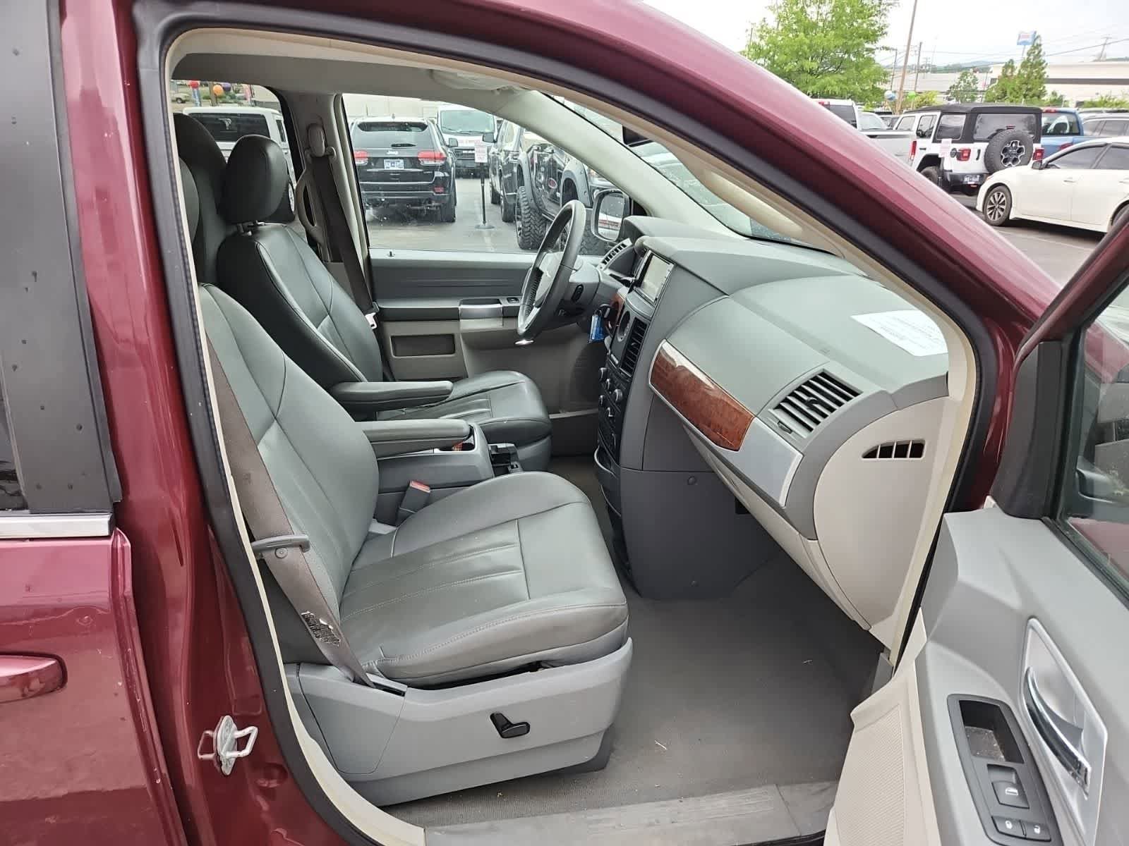 Used 2008 Chrysler Town & Country Touring FWD image 21