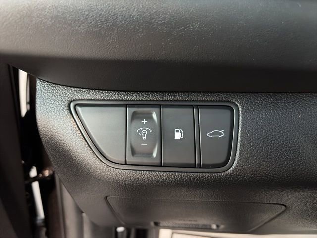 Used 2025 Genesis G70 2.5T image 16