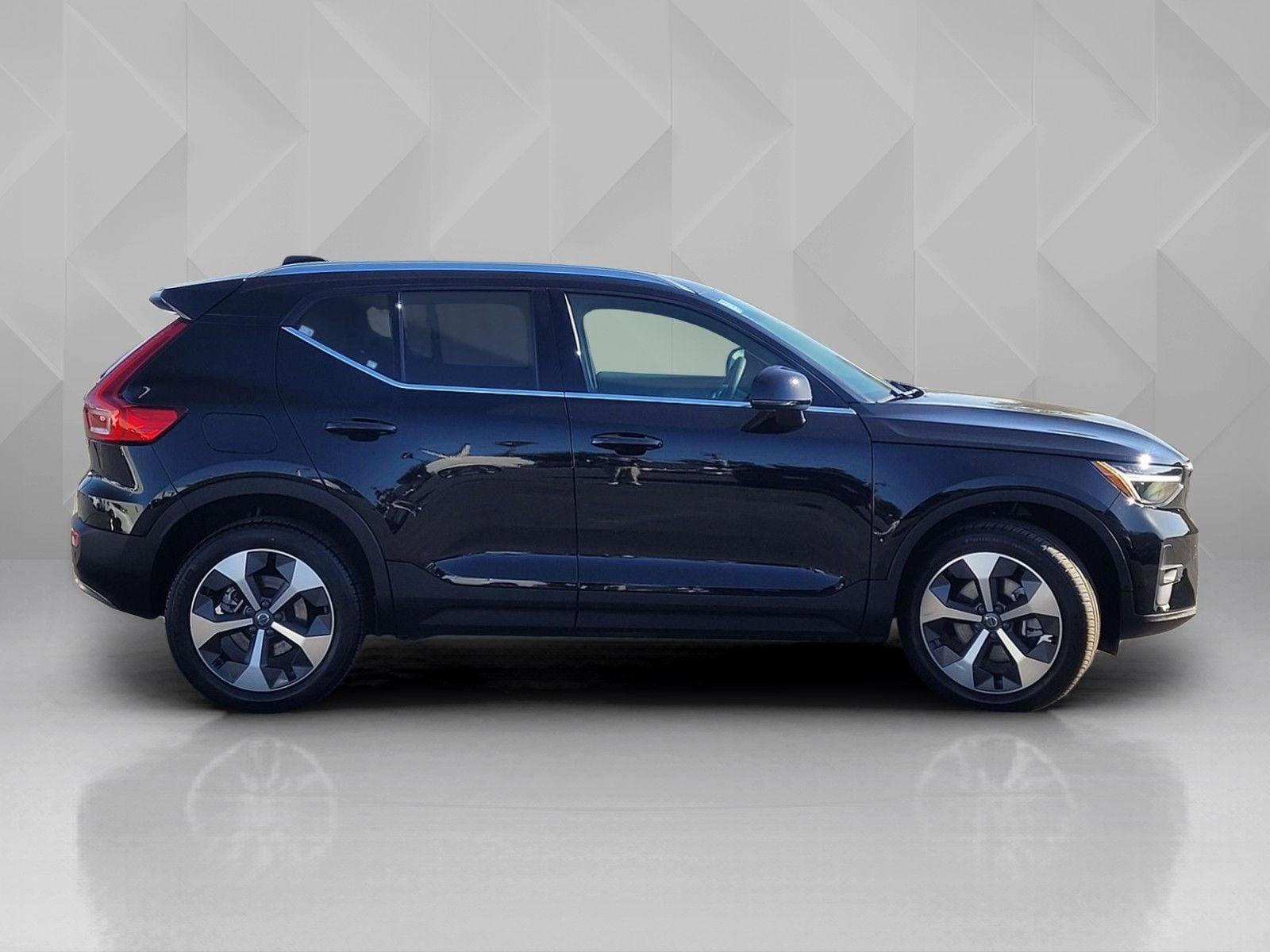 Certified 2023 Volvo XC40 B5 Plus w/ Protection Package Premier image 7