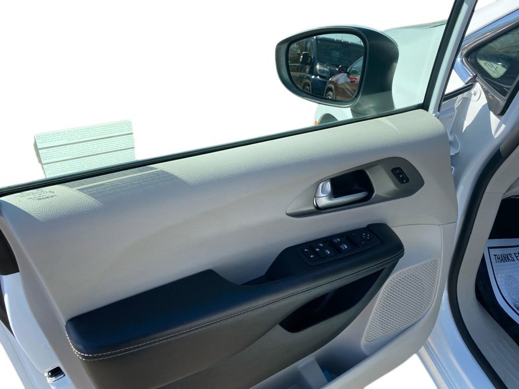 Used 2023 Chrysler Pacifica Touring-L FWD image 11
