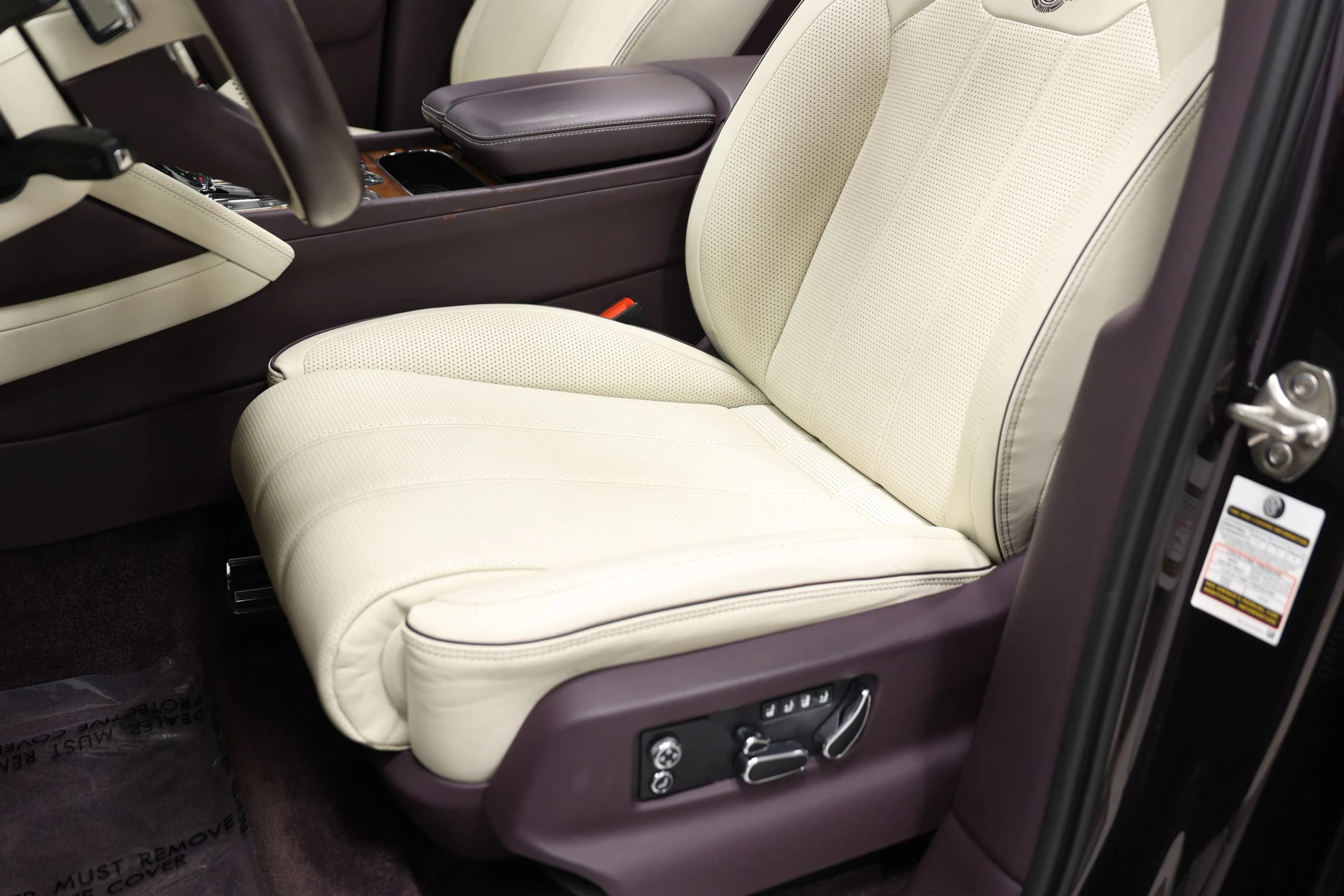 Used 2023 Bentley Bentayga Extended Wheelbase AWD/4WD image 23