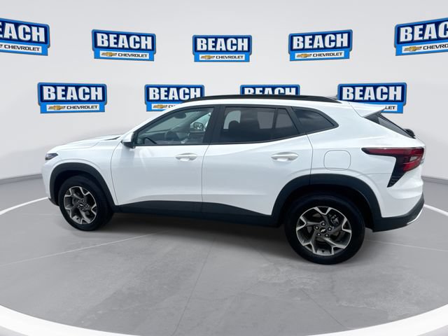 Used 2025 Chevrolet Trax LT w/ LT Convenience Package FWD image 5