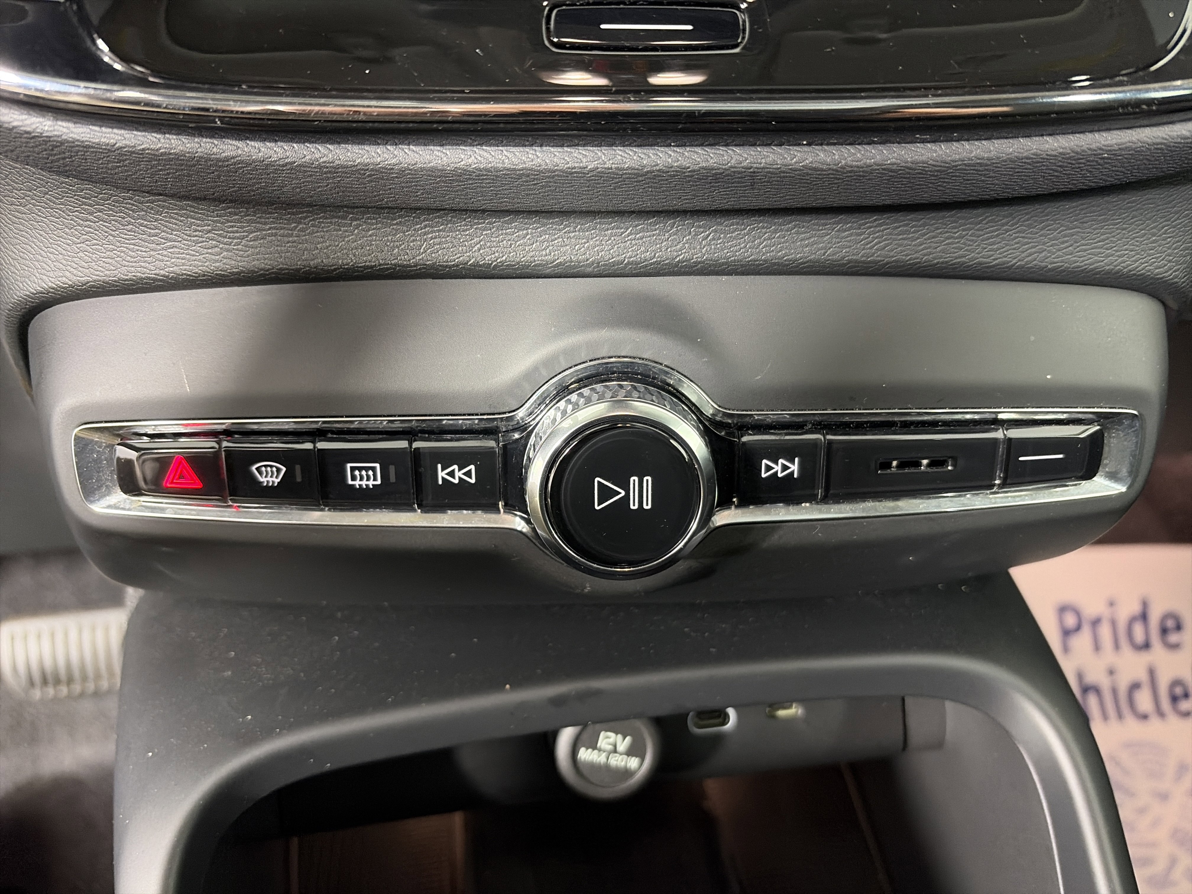 Used 2025 Volvo XC40 B5 Core image 21