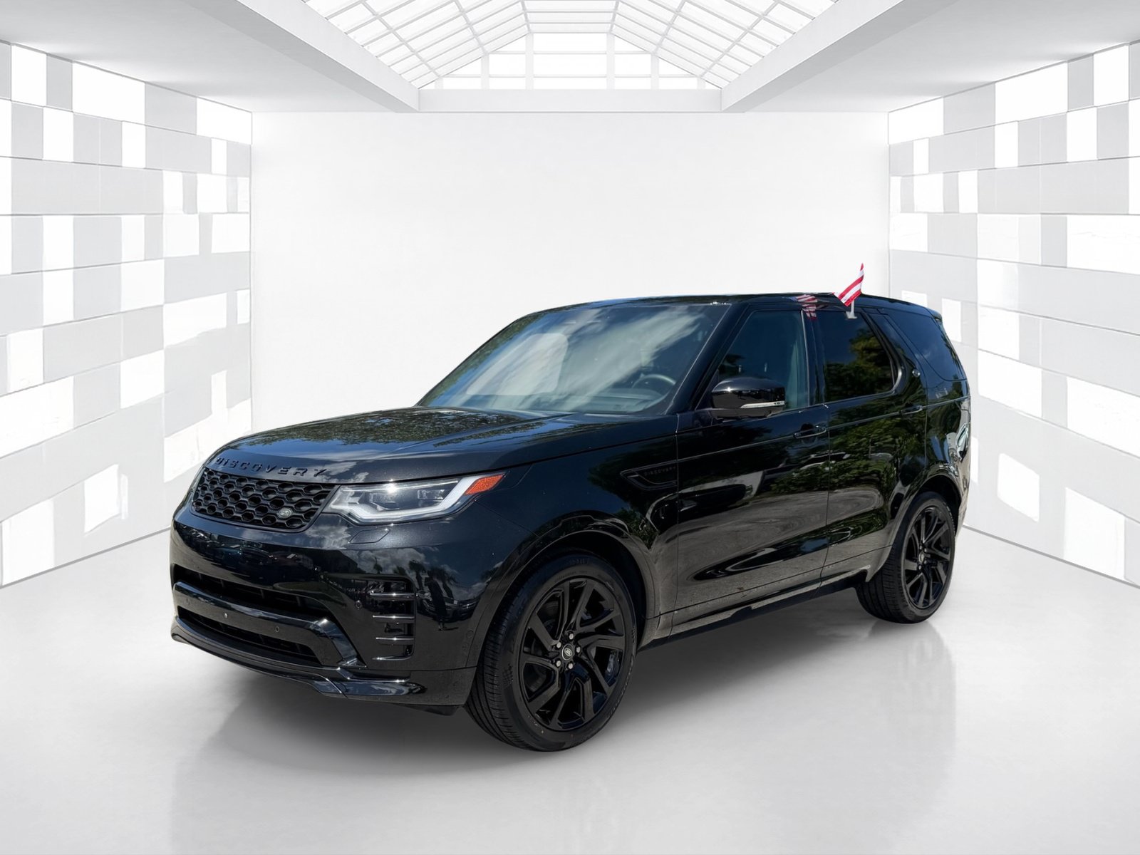 Used 2024 Land Rover Discovery Dynamic SE AWD/4WD image 3