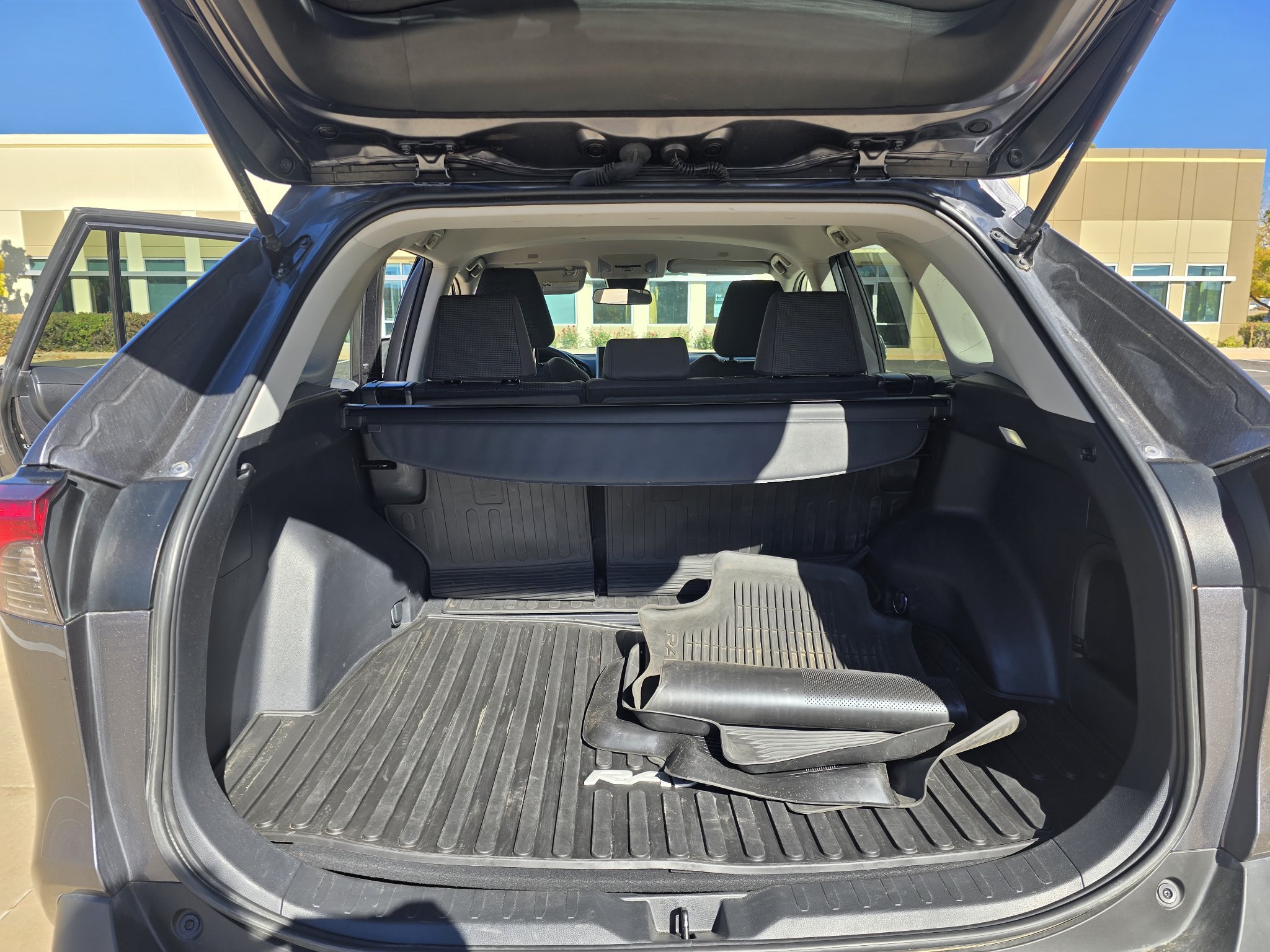 Used 2024 Toyota RAV4 LE AWD/4WD image 30