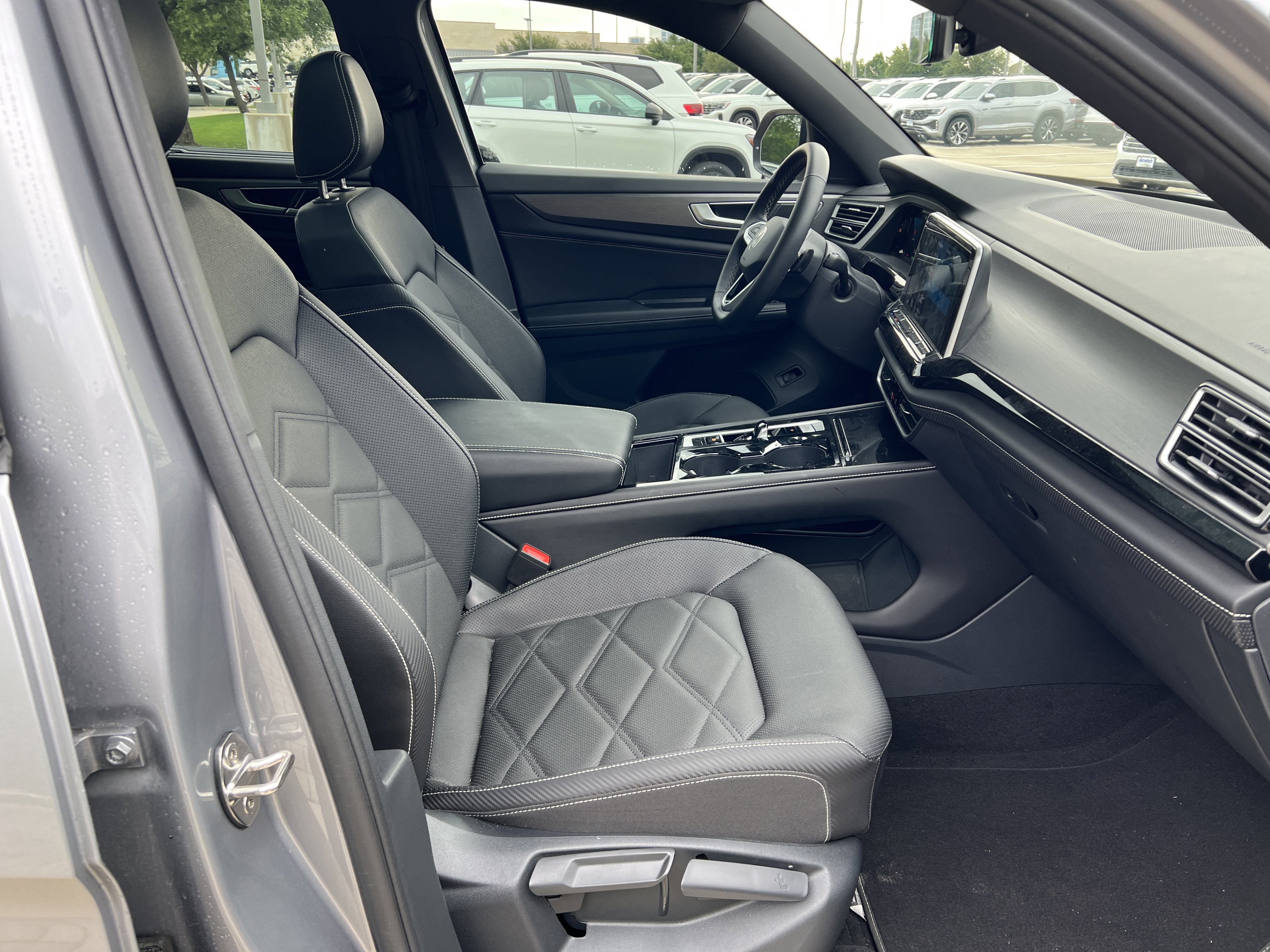 Certified 2024 Volkswagen Atlas Cross Sport SE w/ Panoramic Sunroof Package FWD image 28