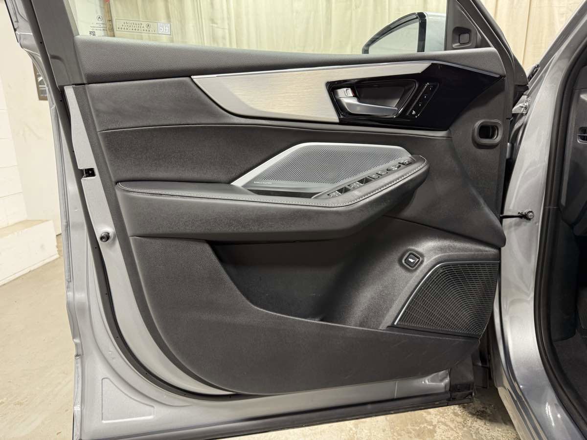 Used 2025 Acura MDX SH-AWD w/ Technology Package image 8