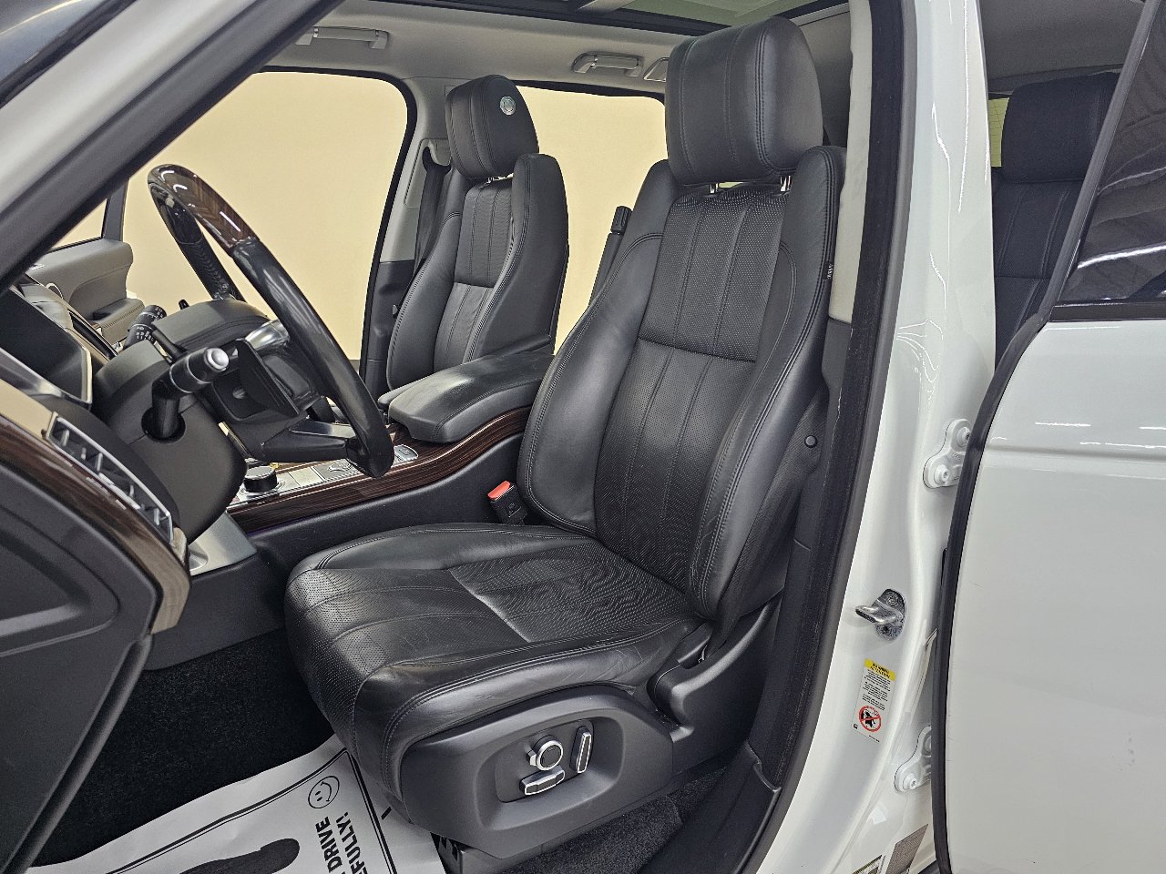 Used 2016 Land Rover Range Rover HSE image 18