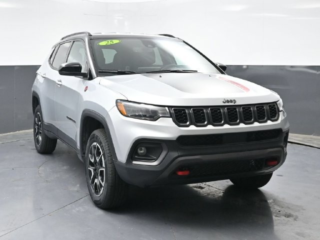 Used 2025 Jeep Compass Trailhawk AWD/4WD image 7