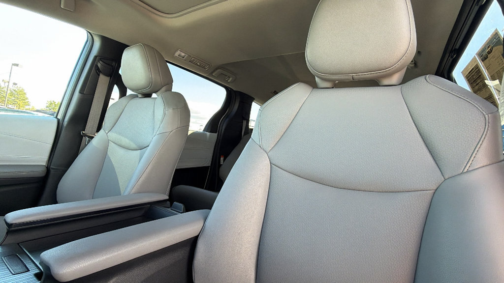 Used 2025 Toyota Sienna XLE FWD image 11
