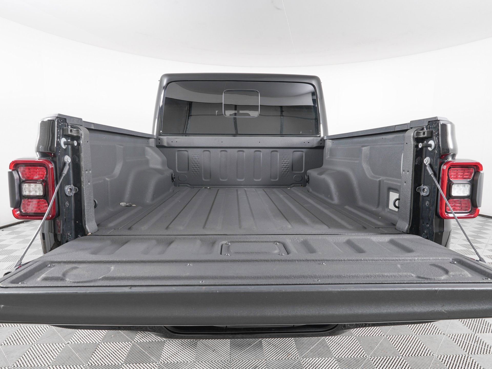 Used 2023 Jeep Gladiator Overland image 7