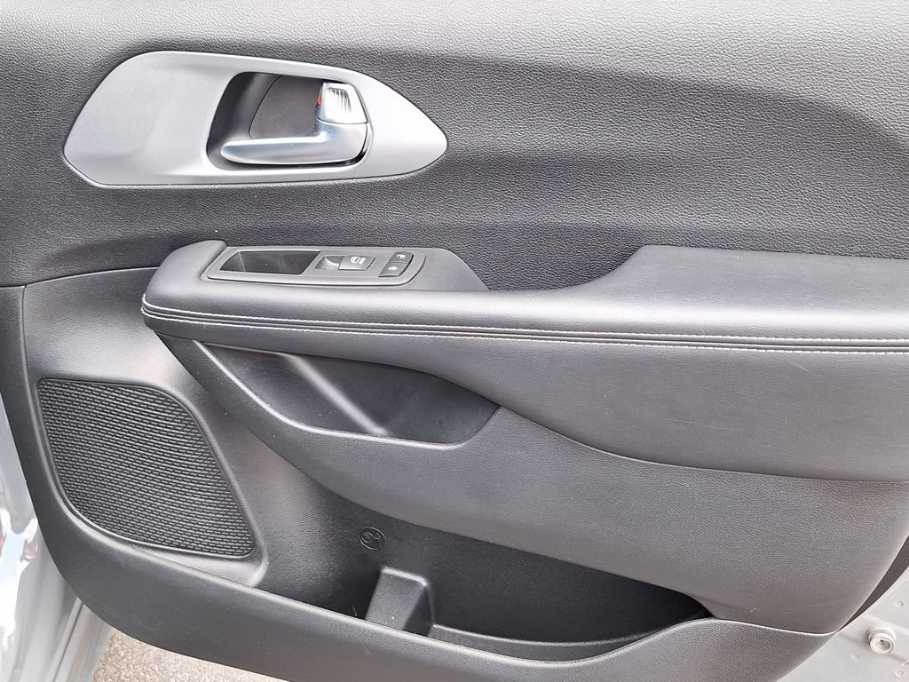 Used 2022 Chrysler Pacifica Touring-L w/ S Appearance Package FWD image 29