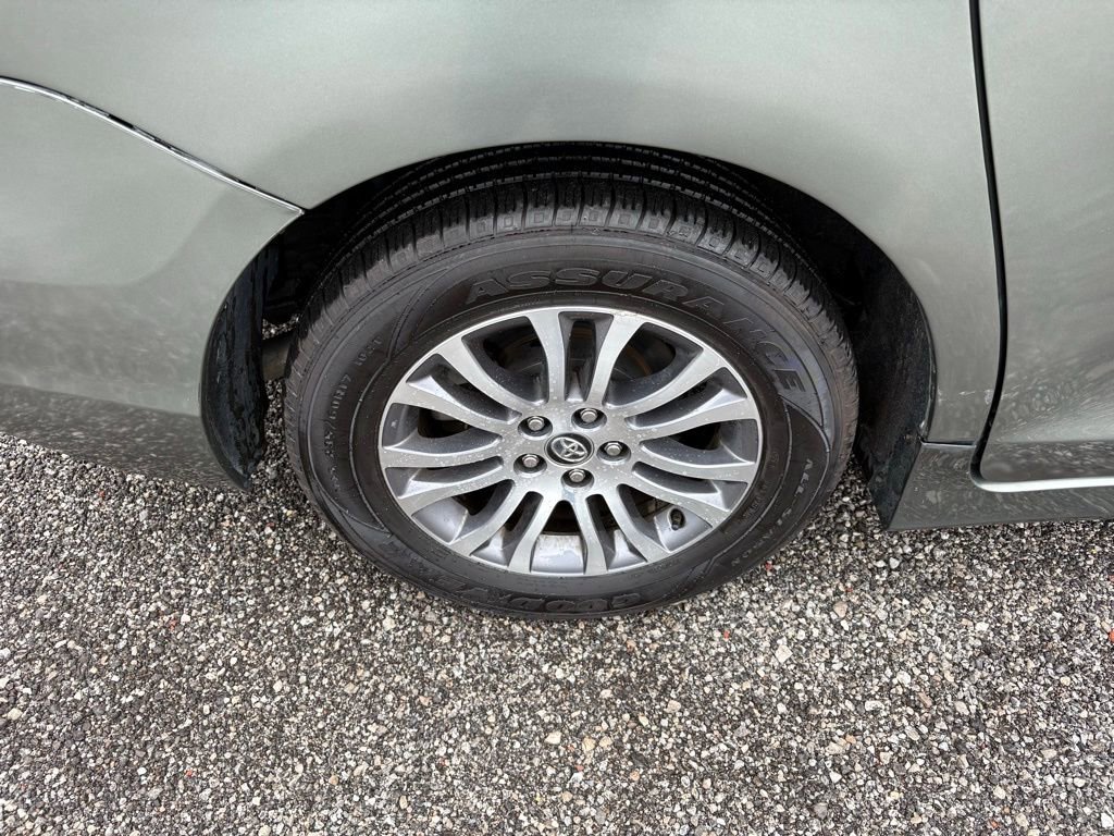 Used 2019 Toyota Sienna XLE FWD image 19