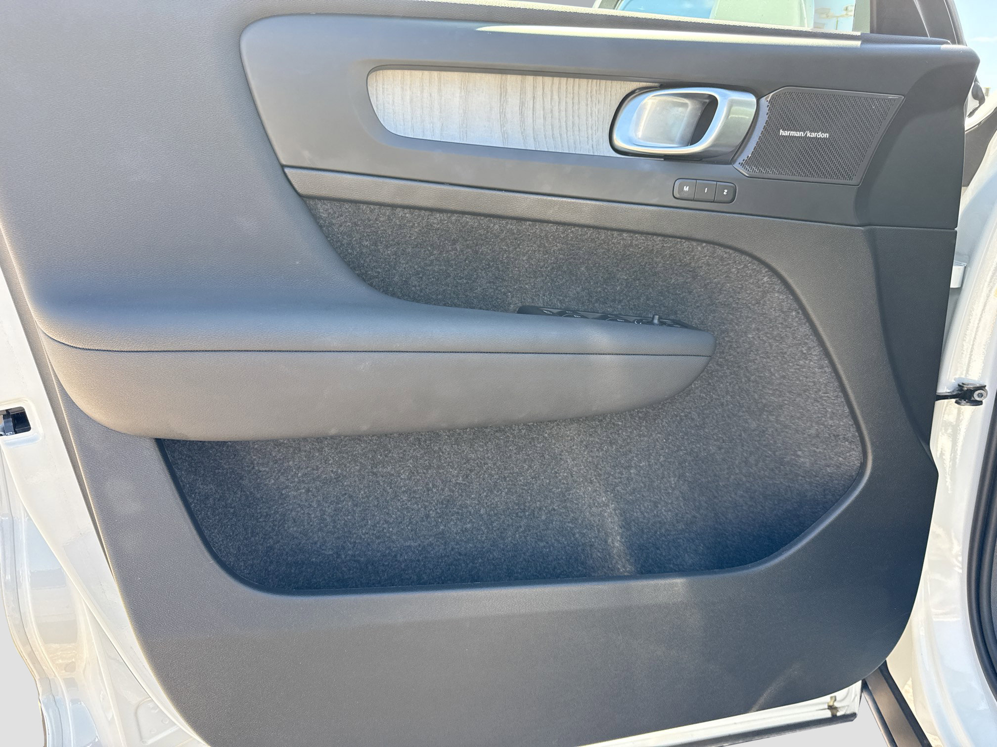 Used 2025 Volvo XC40 B5 Ultra image 22