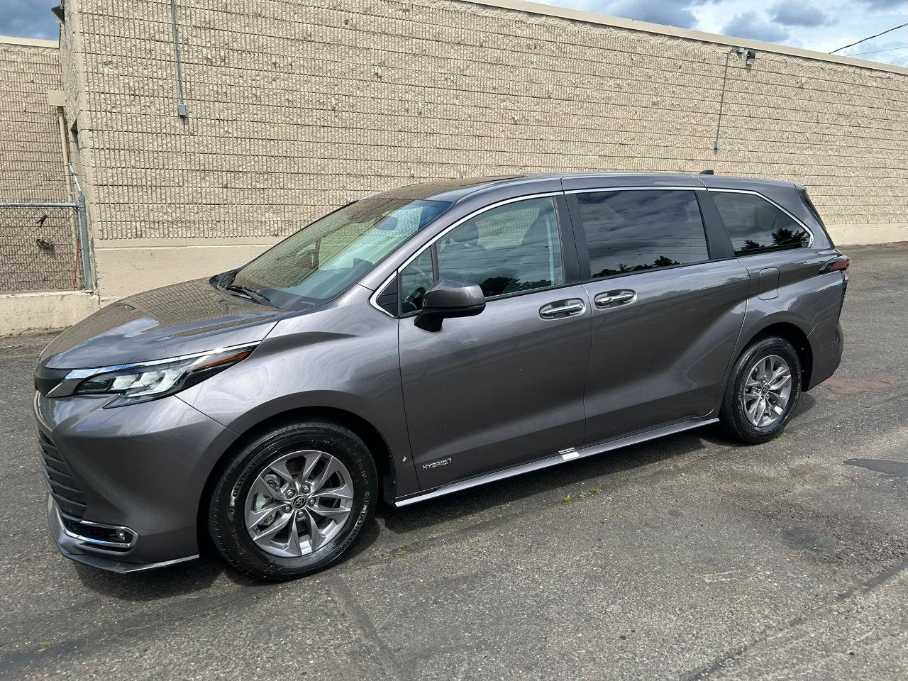 Used 2021 Toyota Sienna XLE image 8