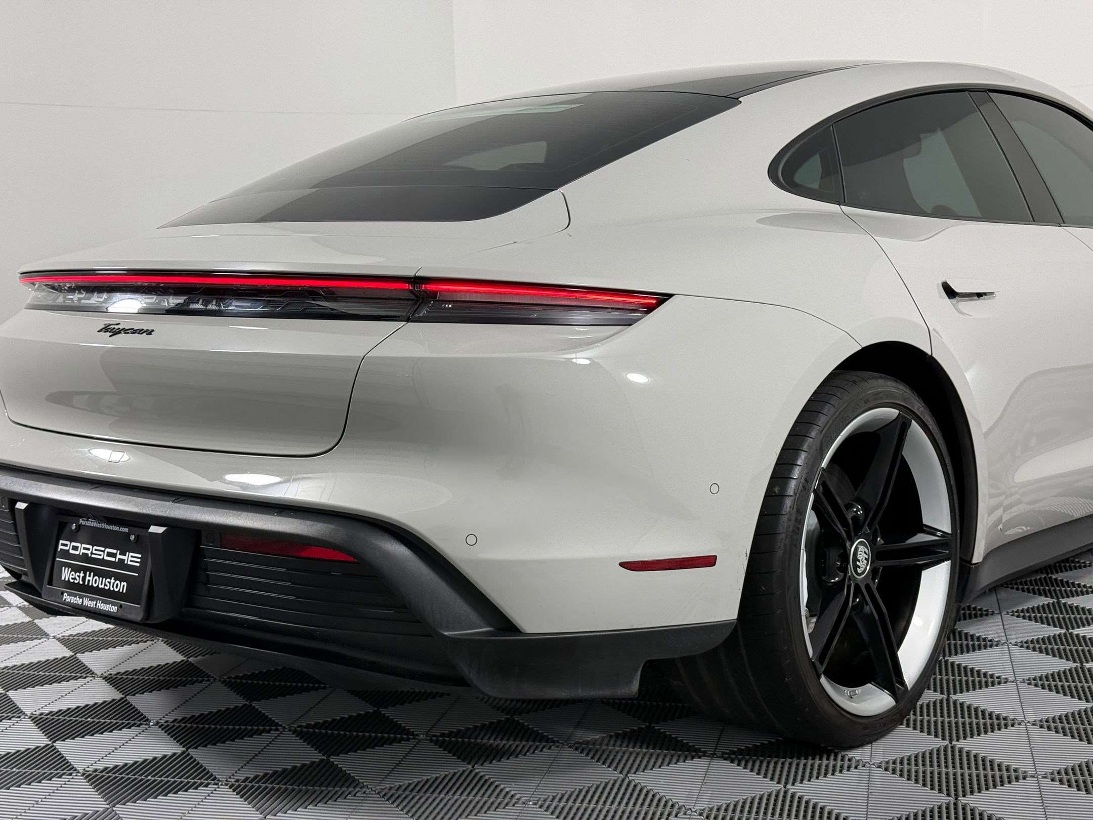 Used 2022 Porsche Taycan image 13