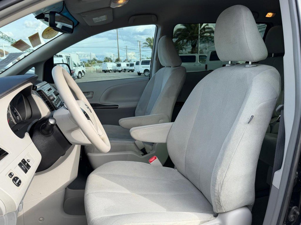 Used 2014 Toyota Sienna L image 18