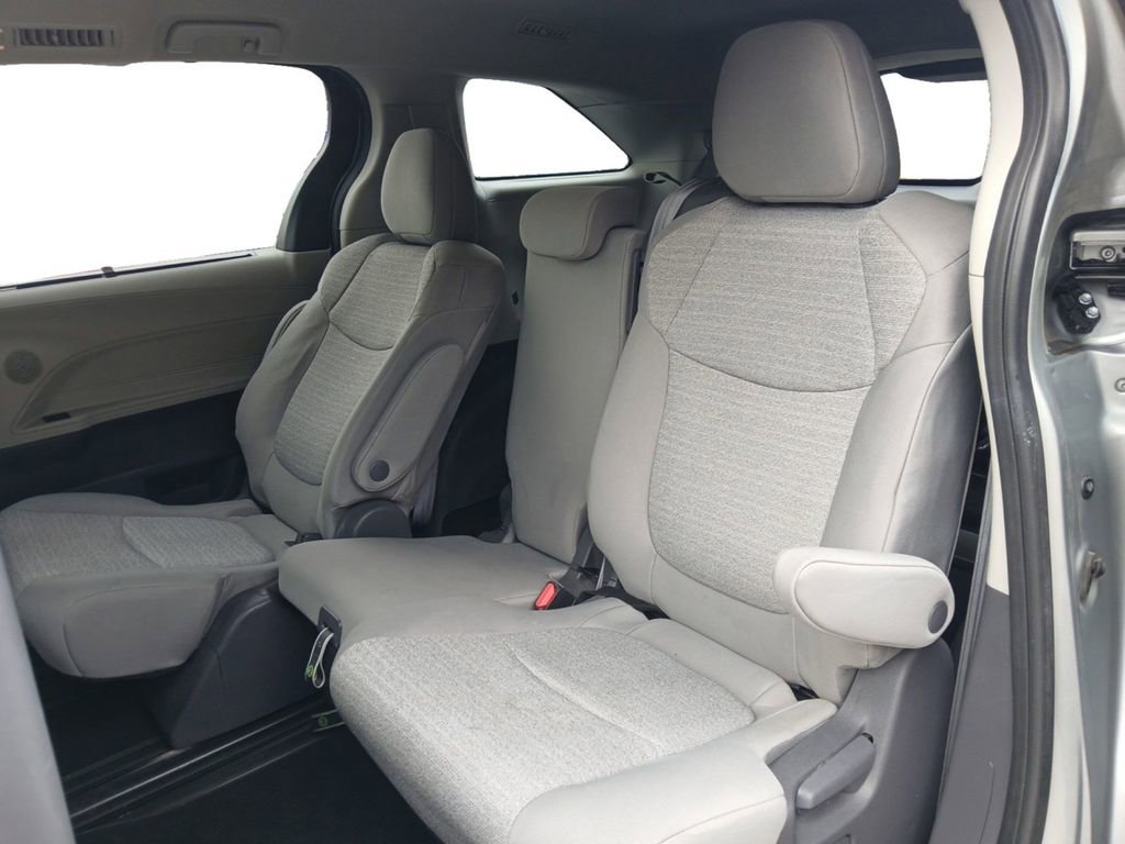 Used 2021 Toyota Sienna LE FWD image 13