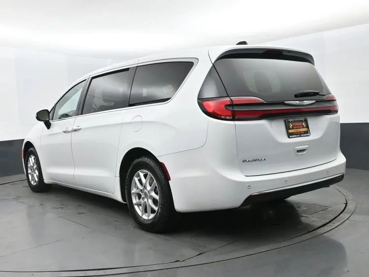 Used 2023 Chrysler Pacifica Touring-L FWD image 9