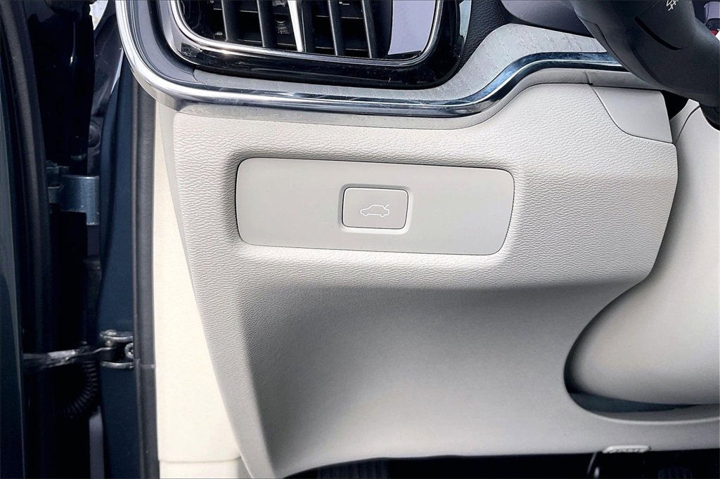 Used 2024 Volvo S60 B5 Plus image 34