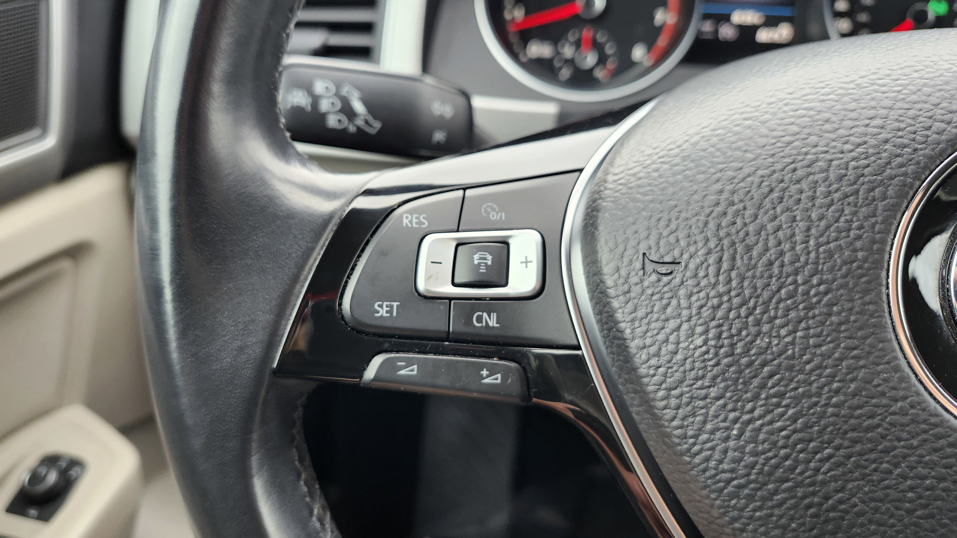 Used 2018 Volkswagen Atlas SE image 34