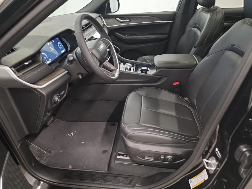 New 2026 Jeep Grand Cherokee Limited w/ Luxury Tech Group II AWD/4WD image 13