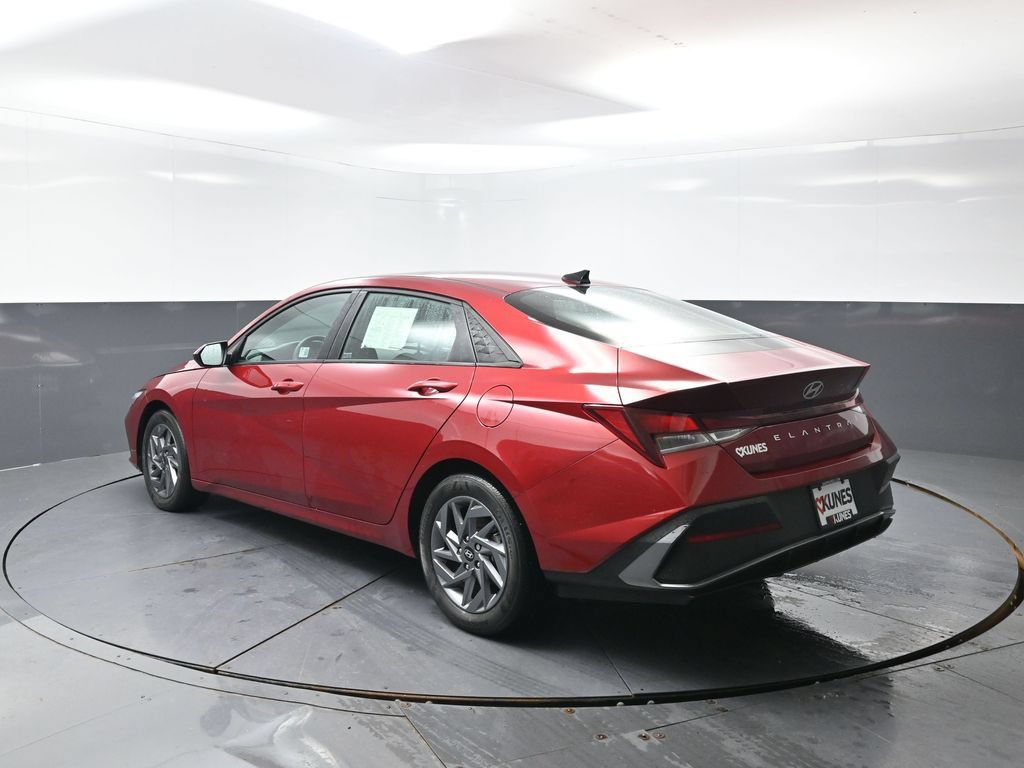 Used 2024 Hyundai Elantra SEL FWD image 11