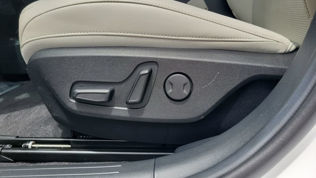 Used 2025 Kia EV6 Wind RWD image 16