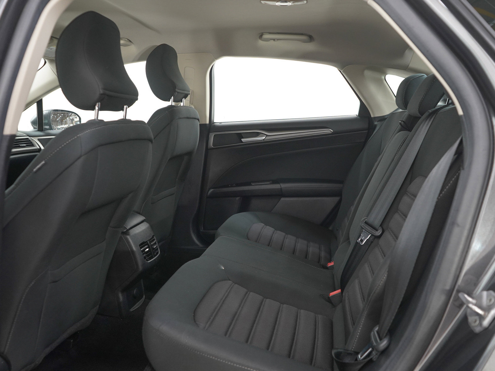 Used 2017 Ford Fusion SE w/ Fusion SE Technology Package FWD image 13